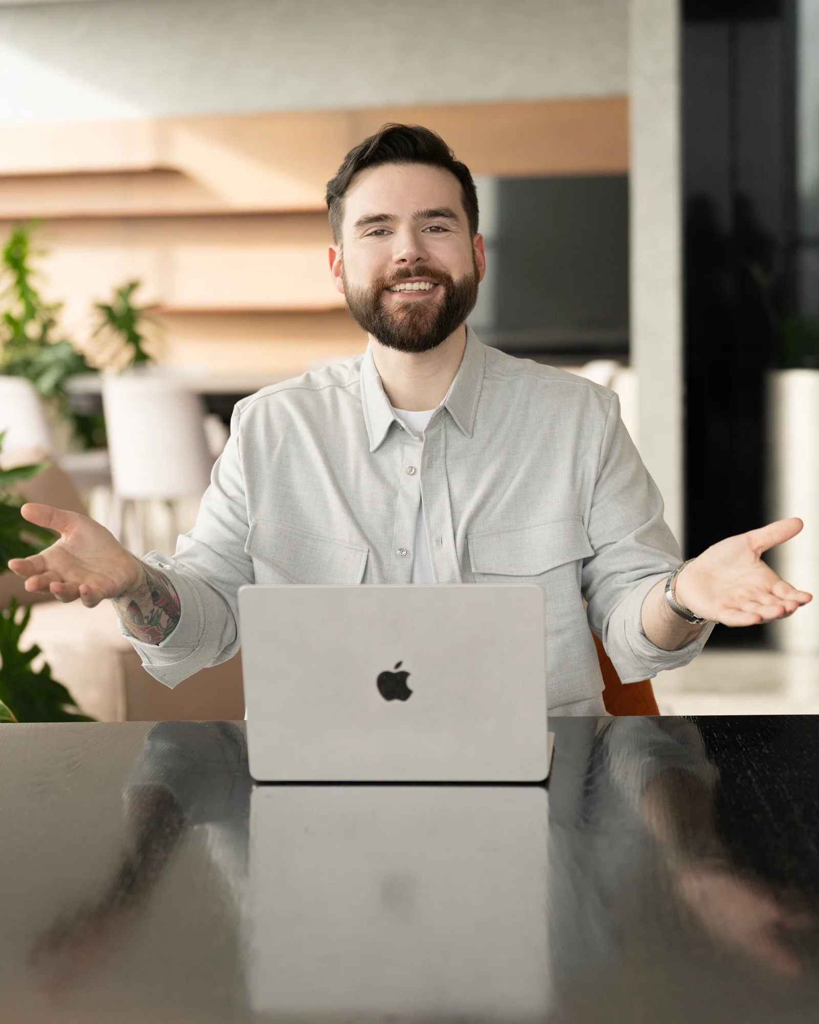 Samuel Peiffer erklärt sein KI Onlineshop System am Laptop